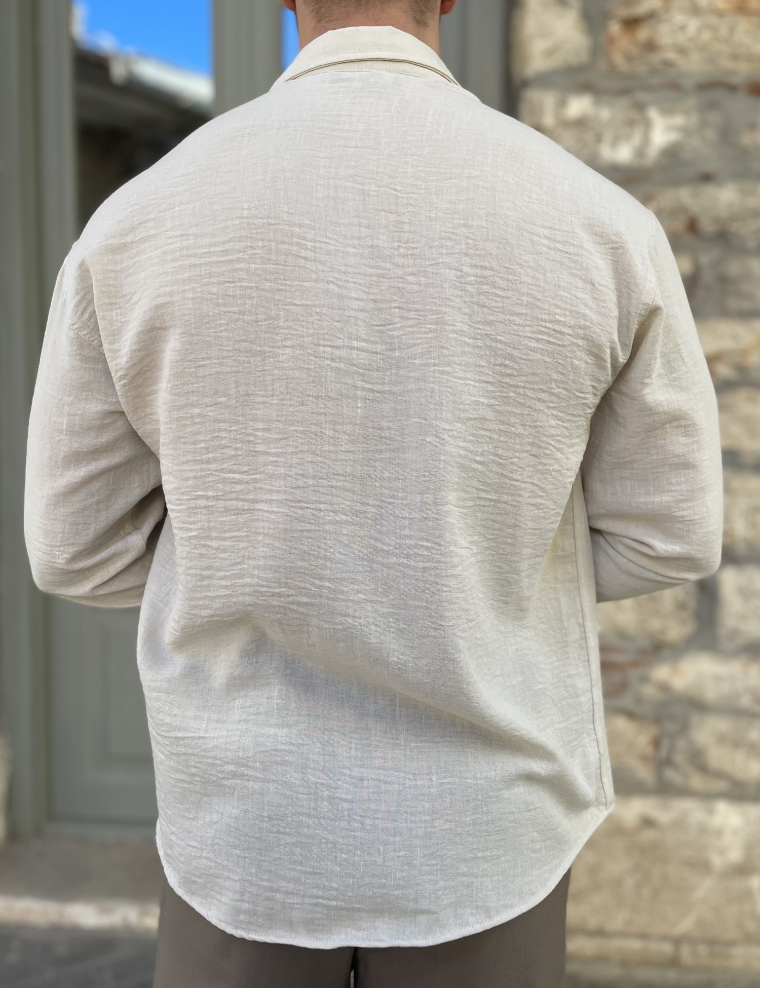 Ανδρικό εκρού γκοφρέ Overshirt με γιακά RMZ579 φωτογραφία